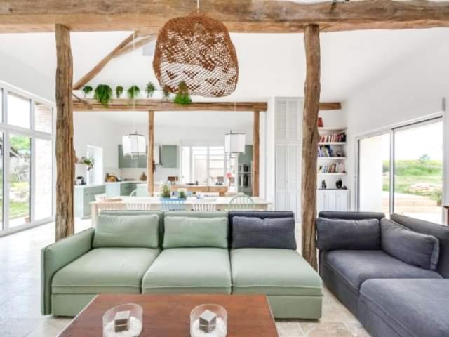 🏚 Les granges - 2/2

Laissée à l'abandon pendant plus de 25 ans, cette longère c'est transformée, en moins d'un an, en une maison moderne de 245 m2, lumineuse, chaleureuse et pleine de vie.

L'ensemble était dépourvu de chauffage, équipé d'un système électrique archaïque, le sol était par endroit en terre battue. Un nouveau réseau électrique a été déployé, et une fosse sceptique creusée. 
Sur la surface habitable de 245 m2, 80 m2 supplémentaires ont été ajoutés grace à la collaboration entre deux agences, @blackstones_architecte et @gommezvaez_architecte, avec un budget de 250.000 euros et presque une année de travaux, la longère en ressort méconnaissable.

Côté décoration, l'authenticité du lieu se mêle à la modernité. Charpente couleur bois naturel, billot de boucher en cuisine, table de salle à manger type ferme, s'accordent avec une décoration d'influence scandinave, épurée, aux teintes plus froides.

. Plus de details sur @maisonapart 

📍 Lieux : Yonne
🔨 Architecte et Architecte d'interieur : 
@blackstones_architecte et @gommezvaez_architecte 

💬 Que pensez-vous de cette métamorphose ?
