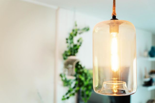 Dans l’architecture d’intérieur et la décoration, la lumière fait partie des points les plus importants. En fonction du choix du luminaire, de l’emplacement, mais également la chaleur de l’ampoule. Ici, une lumière chaude apporte une ambiance cosy dans l’espace.